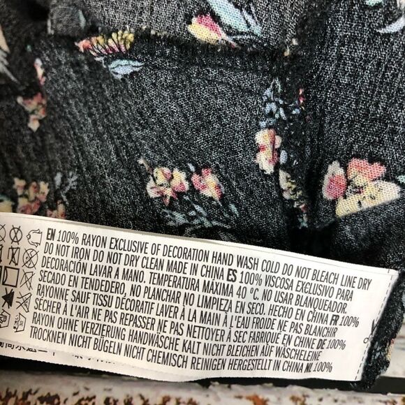 Forever 21 Floral Romper - Size M - Picture 7 of 7